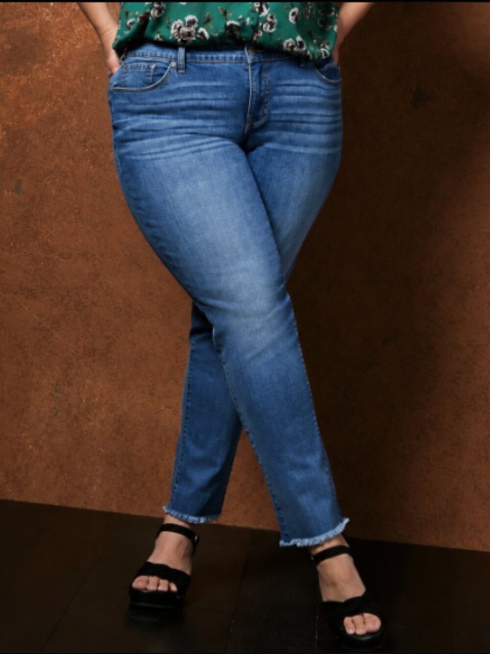 Torrid Boyfriend Jeans Frayed Raw Hem Ankle Cropped Stretch Medium Wash Size 14